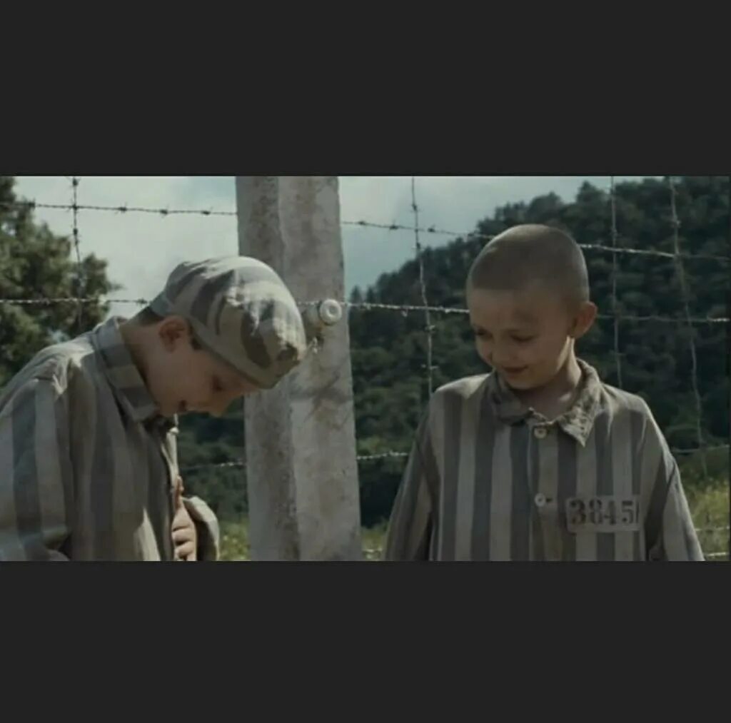 Мальчик в пижаме сюжет. Шмуэль мальчик в полосатой пижаме. Освенцим мальчик в полосатой пижаме.