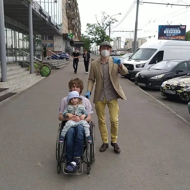 Актер евгений кулаков биография личная жизнь семья Актер "Следа" Евгений Кулаков эмигрировал в Израиль с 18-летним сыном, страдающи