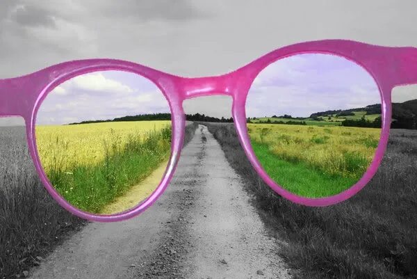Розовые очки. Мир в розовых очках. Мир через розовые очки. Через розовые очки