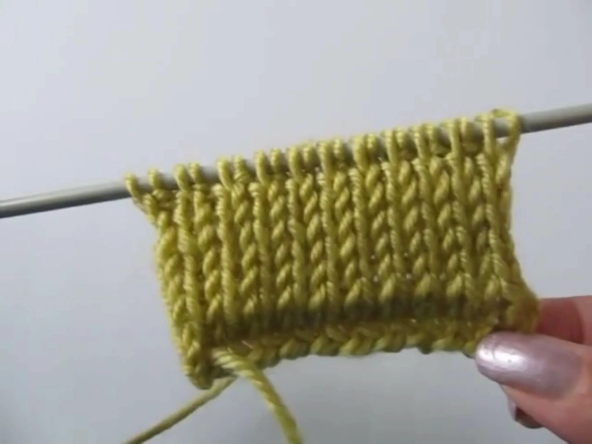 Вязать полую резинку спицами. Полая резинка 1х1 спицами. Круговая полая резинка. Вязание полой резинки спицами по кругу. Полая рези.
