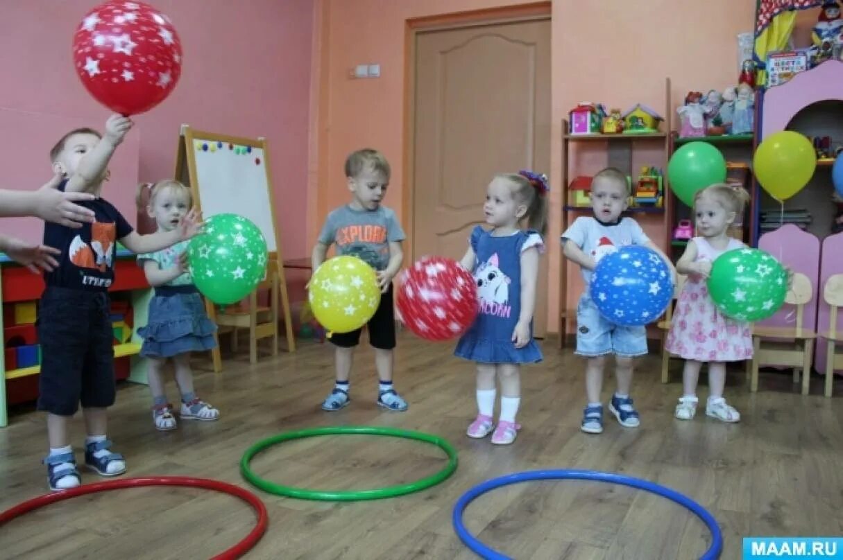 Воздушные шарики младшая группа. Развлечения с воздушными шарами в детском саду. Шарики в первой младшей группе. Воздушные шарики в младшей группе. Досуг воздушный шарик в детском саду.