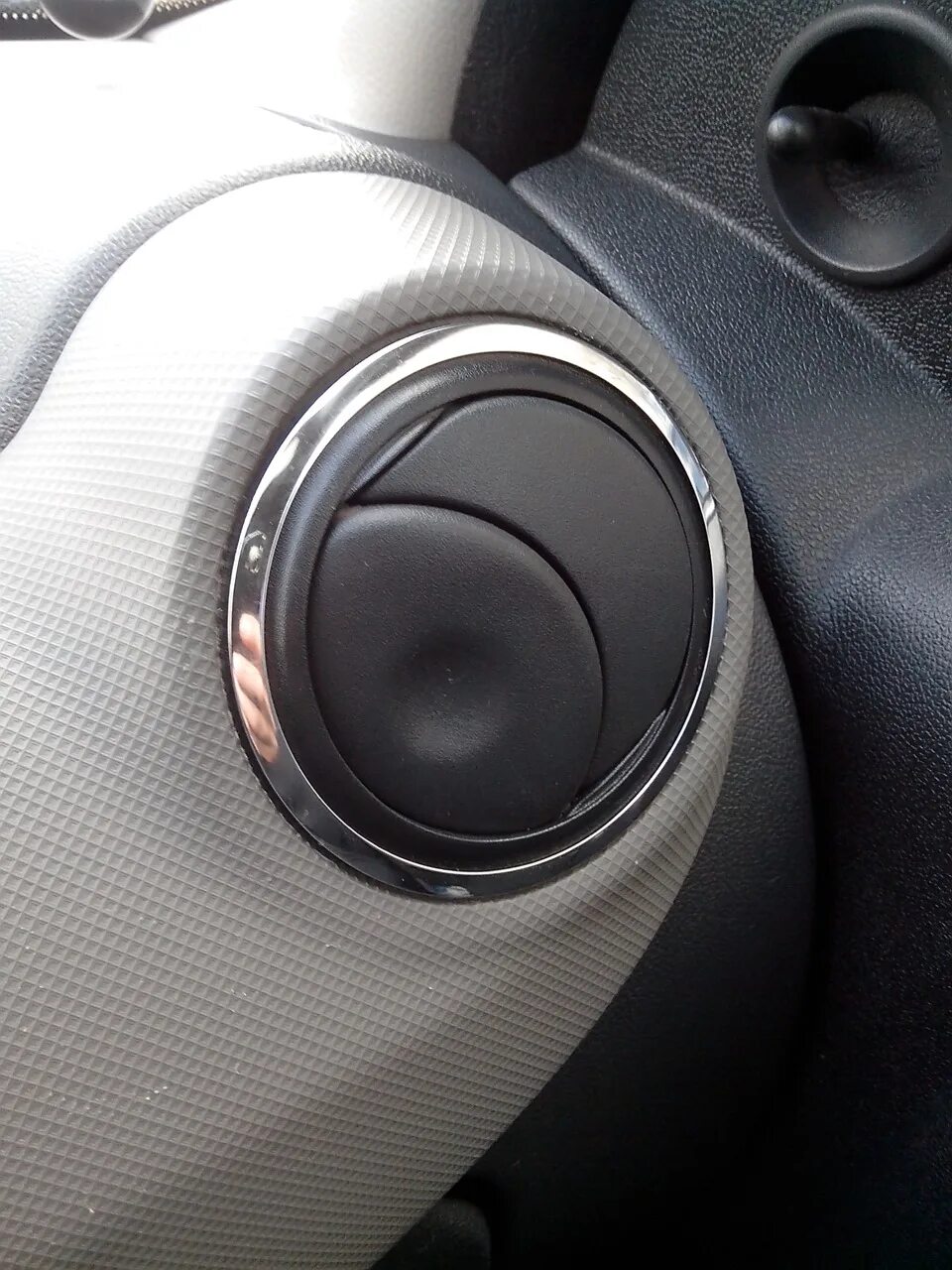 Воздуховод дастер. Дефлектор печки рено логан 2. Воздуховод дастер. Дефлектор воздуховода авео т300. Воздуховод дастер.