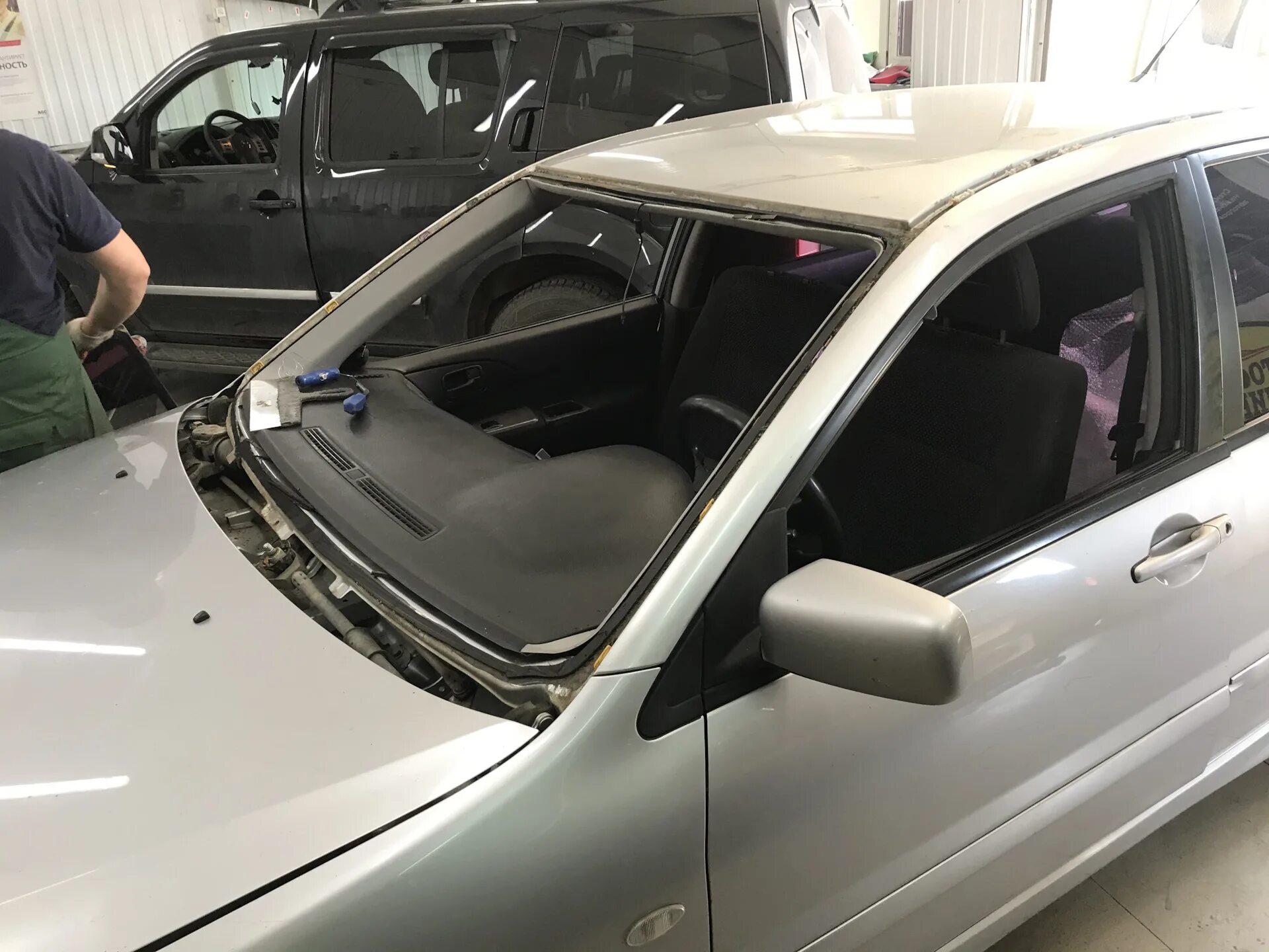 Замена лобового стекла - Mitsubishi Lancer X, 2 л, 2008 года расходники DRIVE2
