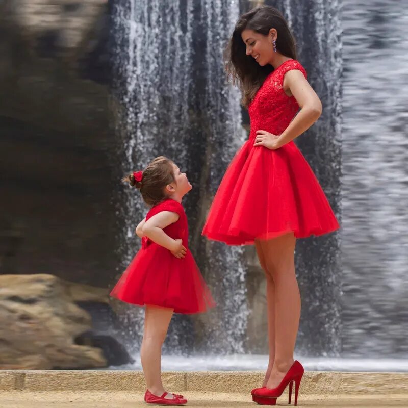 Детские платья мамы. Мама и дочка в красных платьях. Девочка в Красном платье. Платья для фотосессии мама и дочка. Платья для мамы и маленькой Дочки.