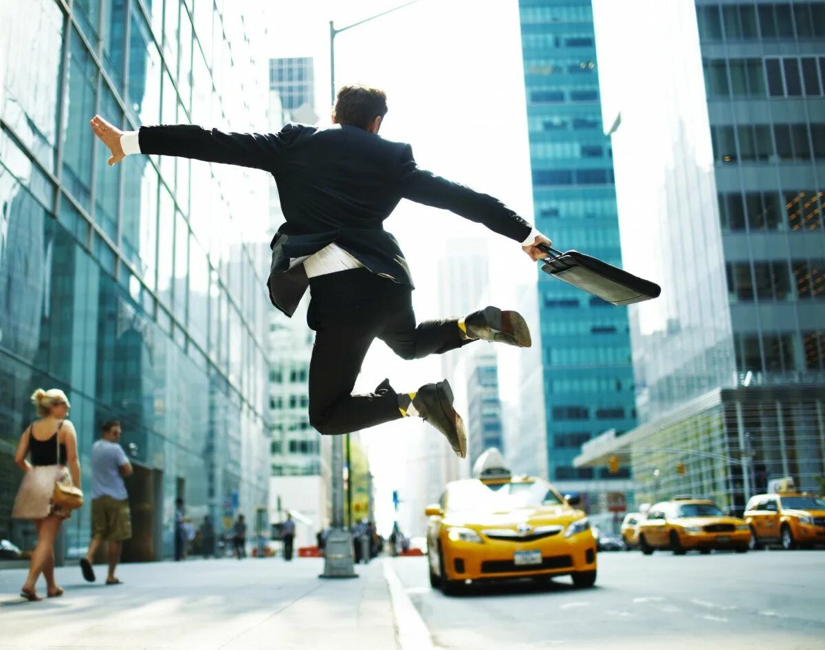 Когда не хочется идти домой. Счастье это когда утром хочется на работу а вечером. Идти домой утром с работы. Иду домой. Счастье идти на работу.