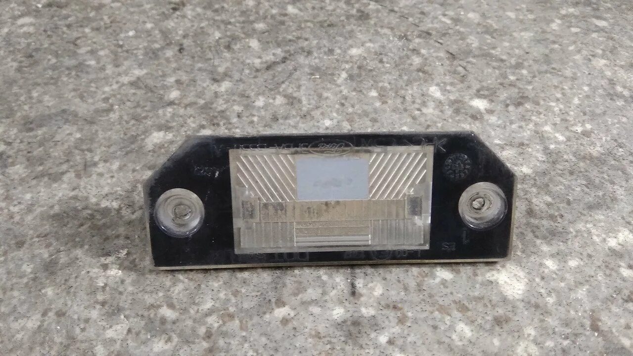 Фонарь подсветки номера форд фокус 2 хэтчбек артикул. Подсветка номера форд фокус 2 рестайлинг седан. Подсветка номера фокус. Подсветка номерного знака форд фокус 2. Подсветка номерного знака ford focus 2 рестайлинг.