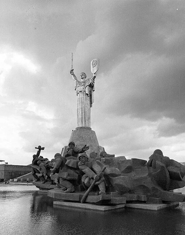 Какой памятник установить советский. Киев мемориал 1941-1945. Памятники Великой Отечественной войны 1941-1945 Родина мать. Киев город герой памятник. Мемориал ВОВ В Киеве.