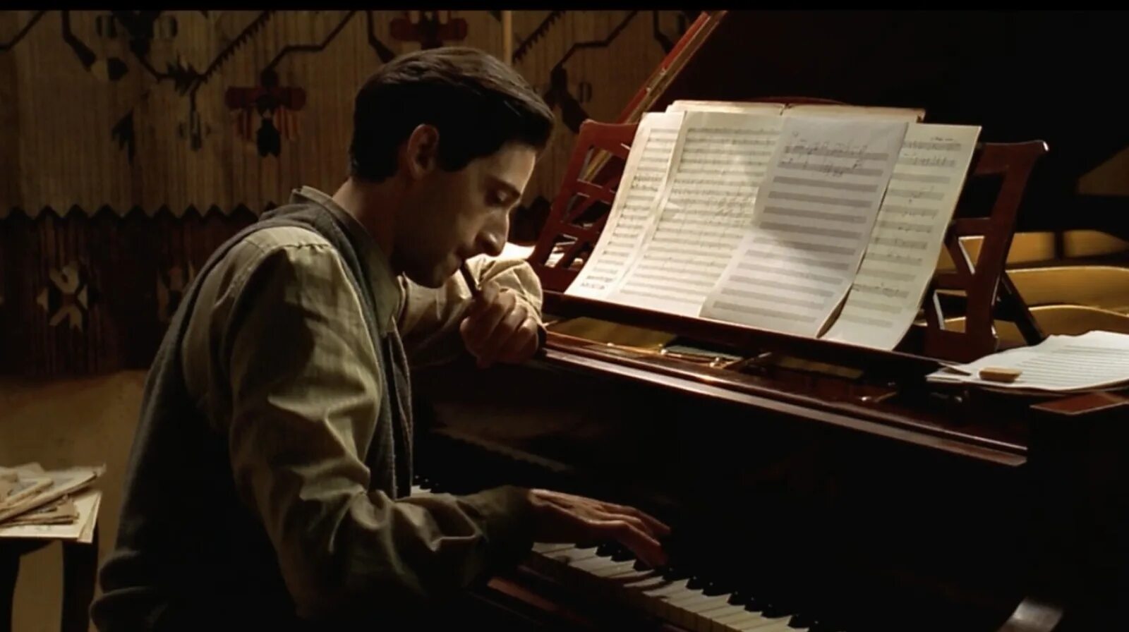 Look she playing the piano. Пианист / the pianist (2002). пианист 2002 эдриан броуди. роман полански пианист. «пианист» романа полански 2002 года..
