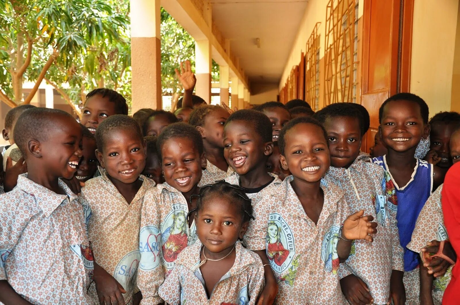 Дети Африки радостные. Африка для малышей. Африканские дети в детском саду. Группа африканских языков 5