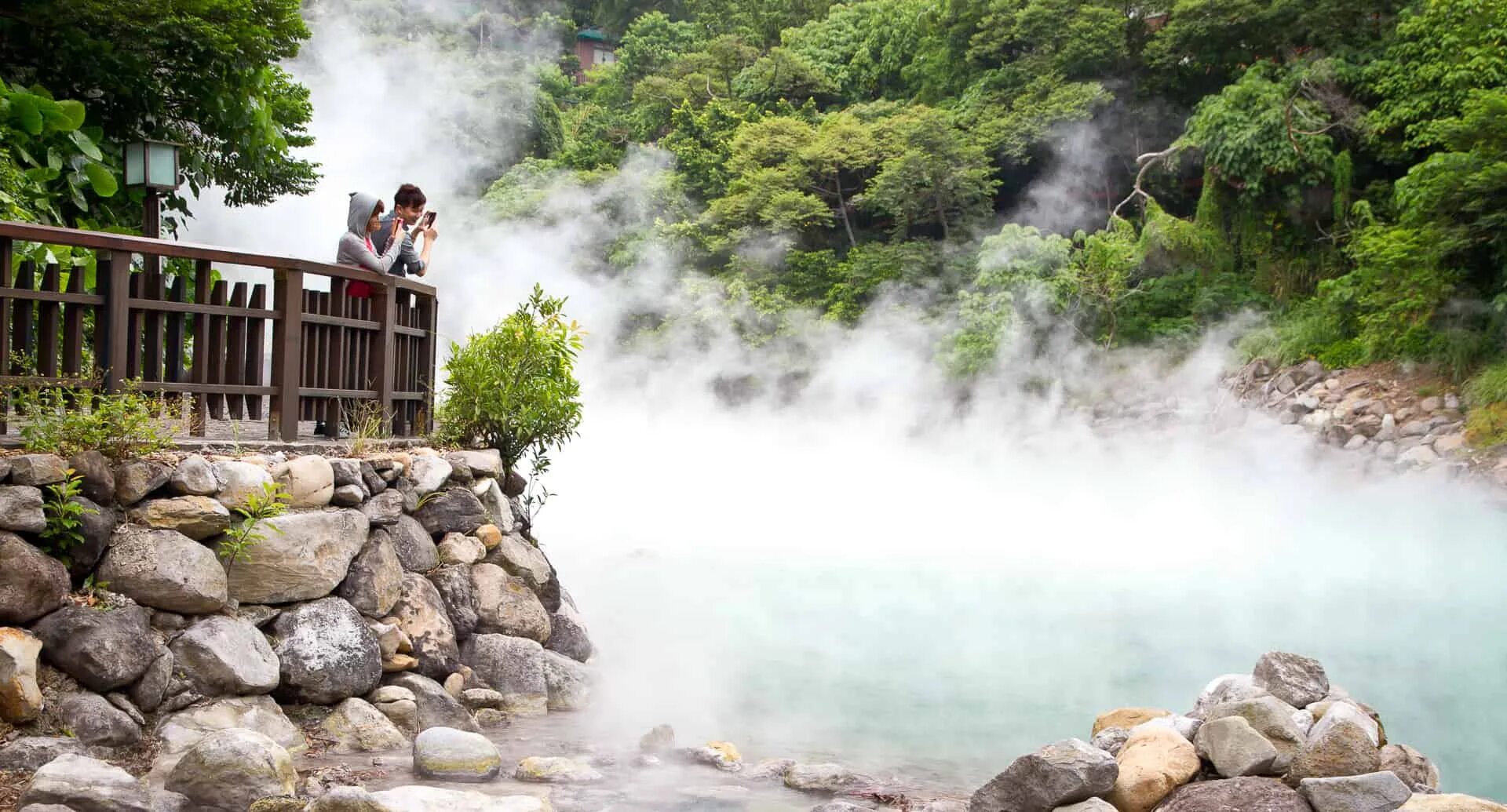 Man hot spring travel. Горячие источники бэйтоу. хот спрингс. тайвань парки. hot springs in japan.