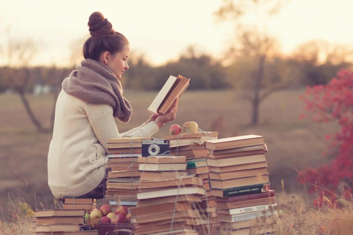 When reading these books the speaker sees. Девушка с книгой. Книга для девочек. Чтение книг. Девушка с книгой зимой.