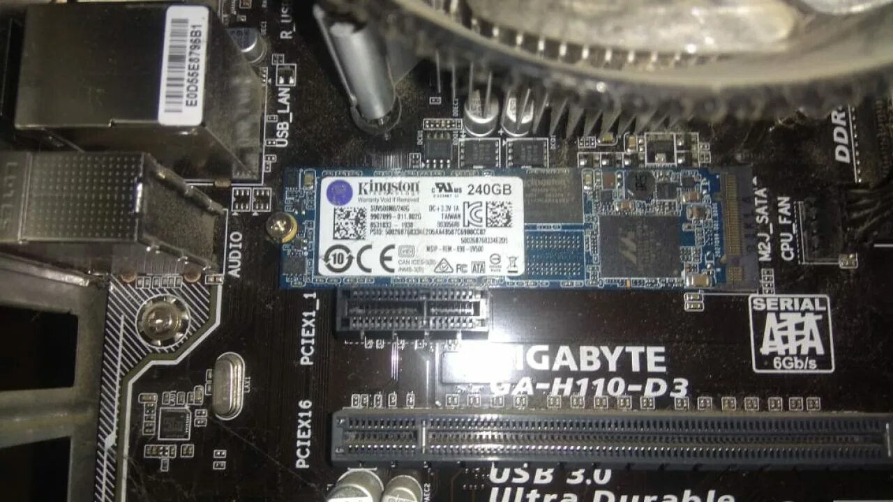 Как подключить ssd m2 диск к компьютеру. Ultra m.2 ссд разъем. ssd m2 куда подключать. 2 ssd m2 на плате. крепление m2 ssd на материнской.