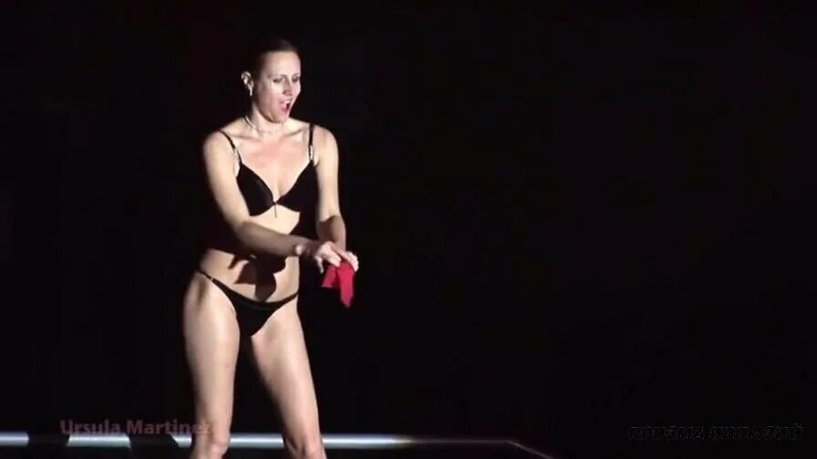 Баба фокусник с платком. Ursula martinez фокусы. Помощница фокусника. Женщина с платочком фокус. Фокусы с платком.