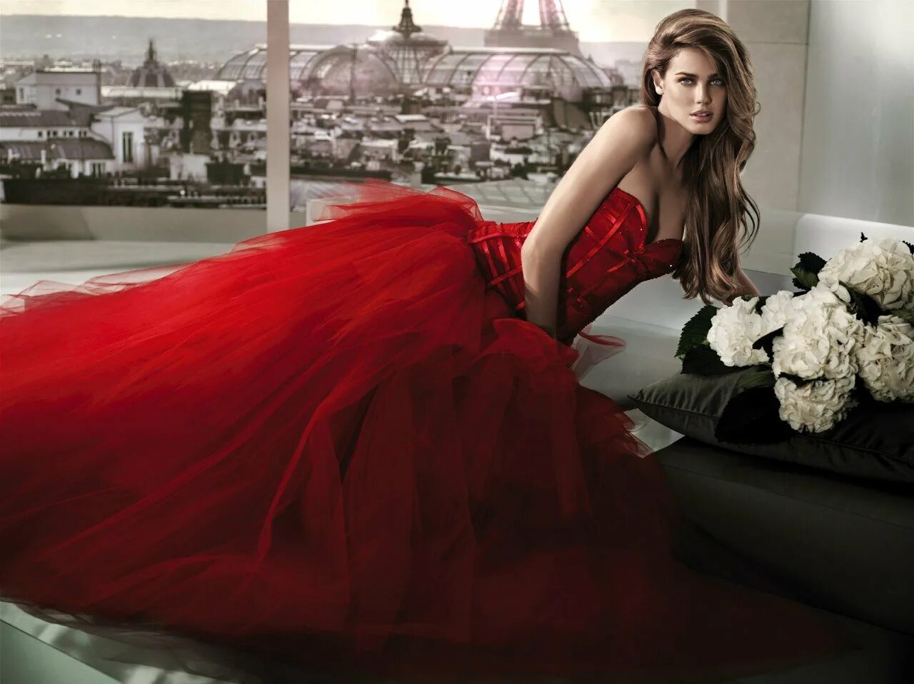 Красивая роскошная женщина. Шикарное красное платье. Шикарные платья. Фотомодели в красивых платьях. Девушка в платье красивая.