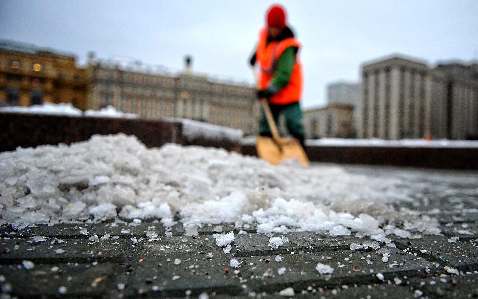 Дорожный реагент. Противогололедные реагенты. Противо галоледные реагенты. Посыпка тротуаров от гололеда. Соль для посыпки дорог.