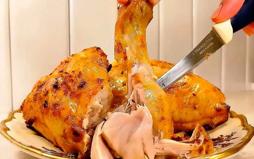 Курица запеченная в маринаде. Курица в кефирном маринаде. Вкусный маринад для голени курицы в духовке. Маринованная курица в духовке. Мариновать курицу в кефире