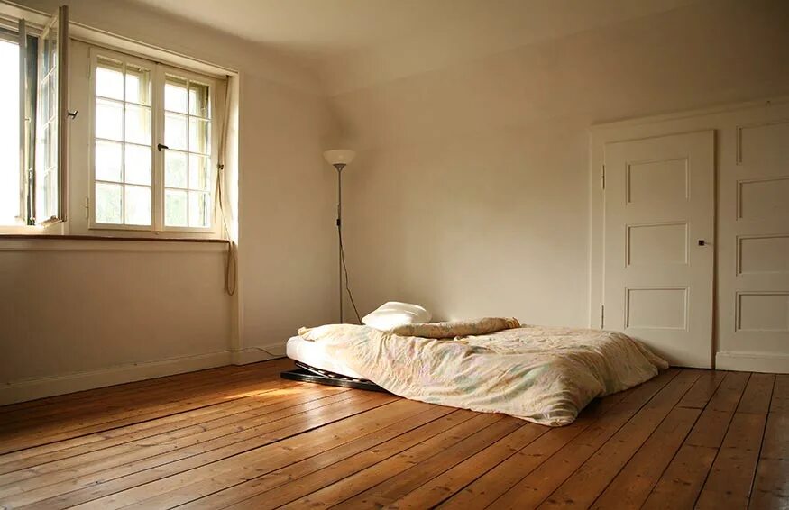 The rooms not use very often. Комната без кровати. Спальня без кровати. Матрас без кровати в интерьере. Пустая комната с матрасом.