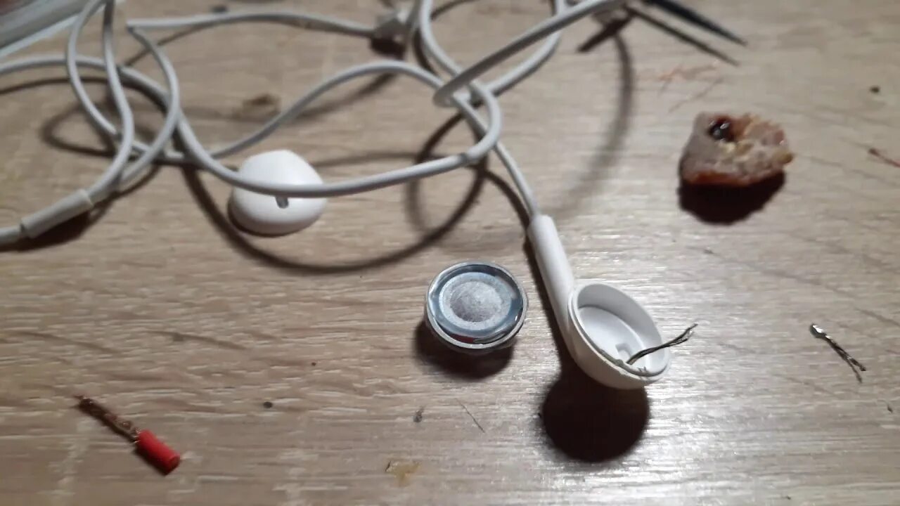 Наушники один. Наушники громкие тихие. Один наушники потише. Наушники Earpods один наушник тише другого.