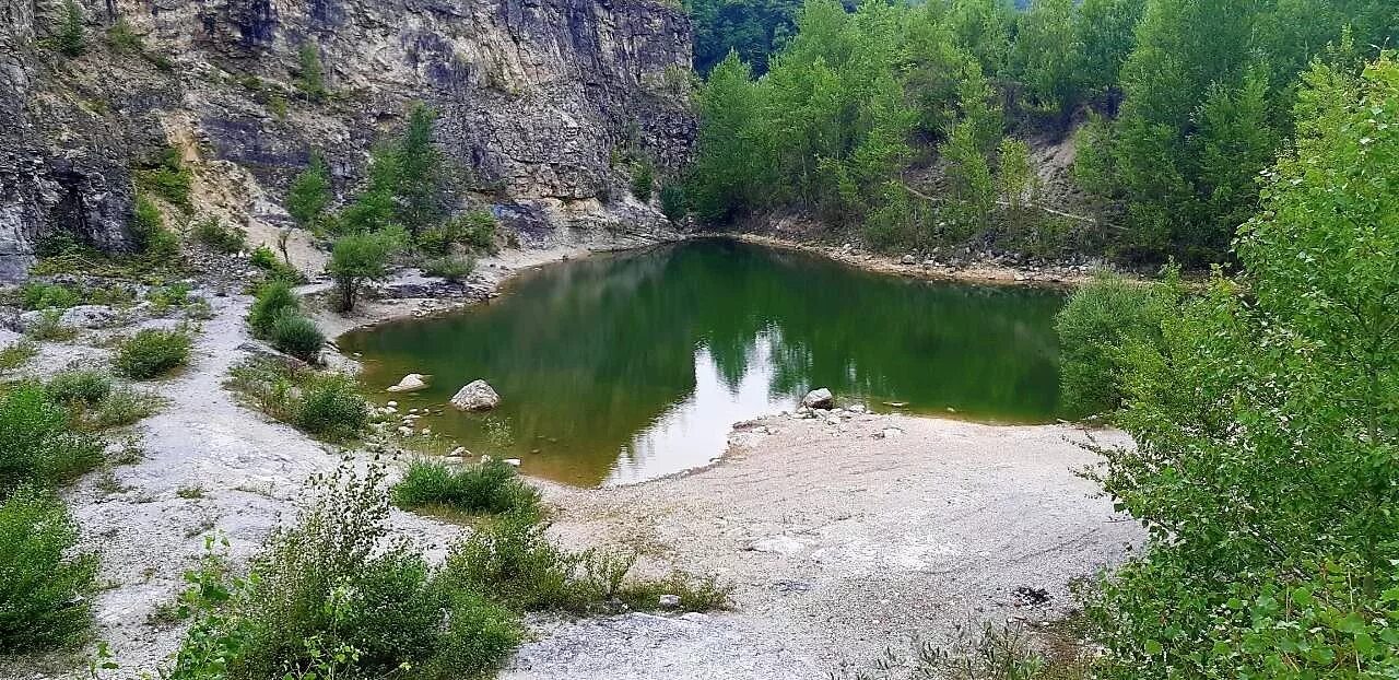 Каменномостском озеро желаний. Красное озеро Каменномостский. Красное озеро Адыгея. Озеро Адыгея Каменномостский. Озеро карьер Каменномостский.