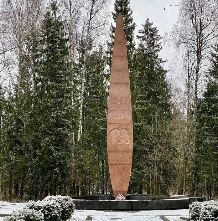 Мемориал на месте гибели гагарина. Место гибели гагарина владимирская область. Мемориал на месте гибели ю. Мемориал гагарину в киржаче. Мемориал гагарина и серегина киржач.