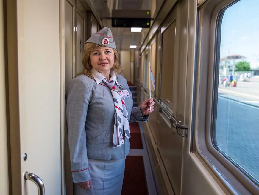 Кондуктор вагона. Форма проводницы пассажирского вагона ржд. кондуктор поезда. проводница поезда ржд.