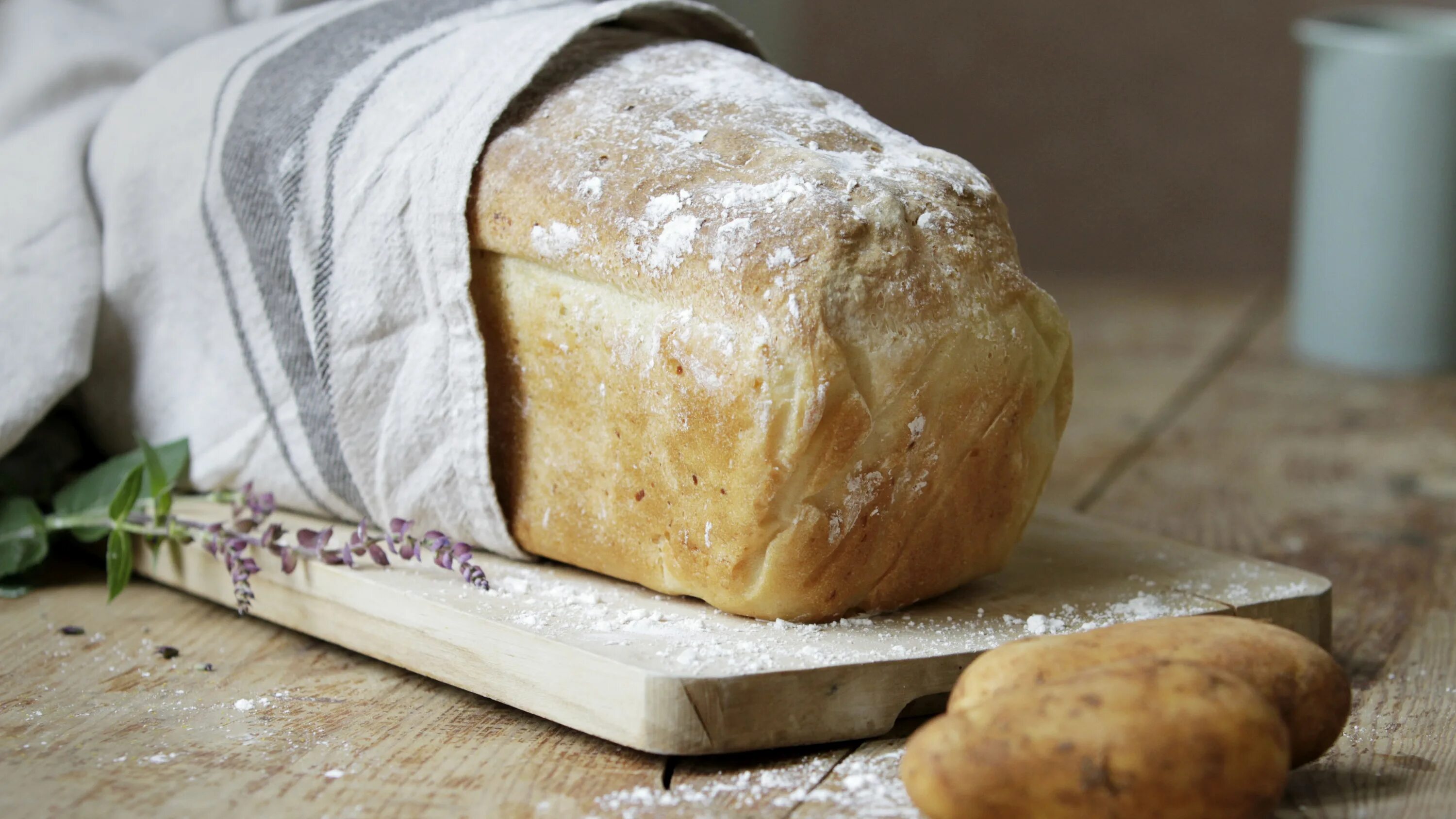 Рецепт картошки с хлебом. Картофельный хлеб. Картошка с хлебом. Хлеб из картошки. Хлеб картофельно луковый.