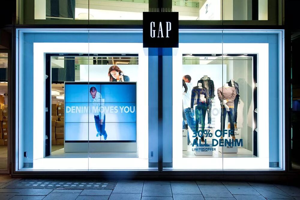 Digital gap. Диджитал витрины. digital витрина магазина. витрина магазина gap. витрины магазинов гэп.