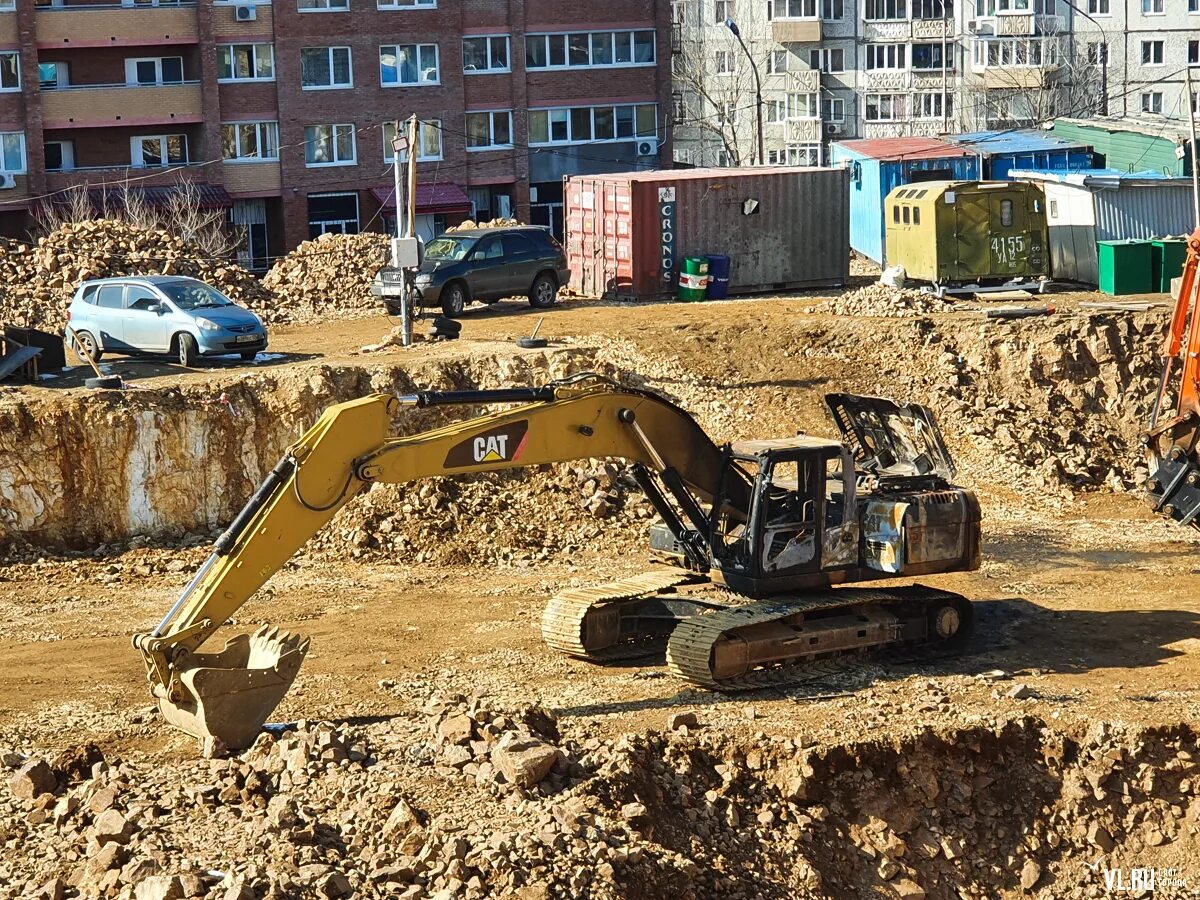 Горящий экскаватор. Экскаватор горит. Горящий экскаватор на стройке. Горящий экскаватор картинки. Видротрамбовкина стройке.