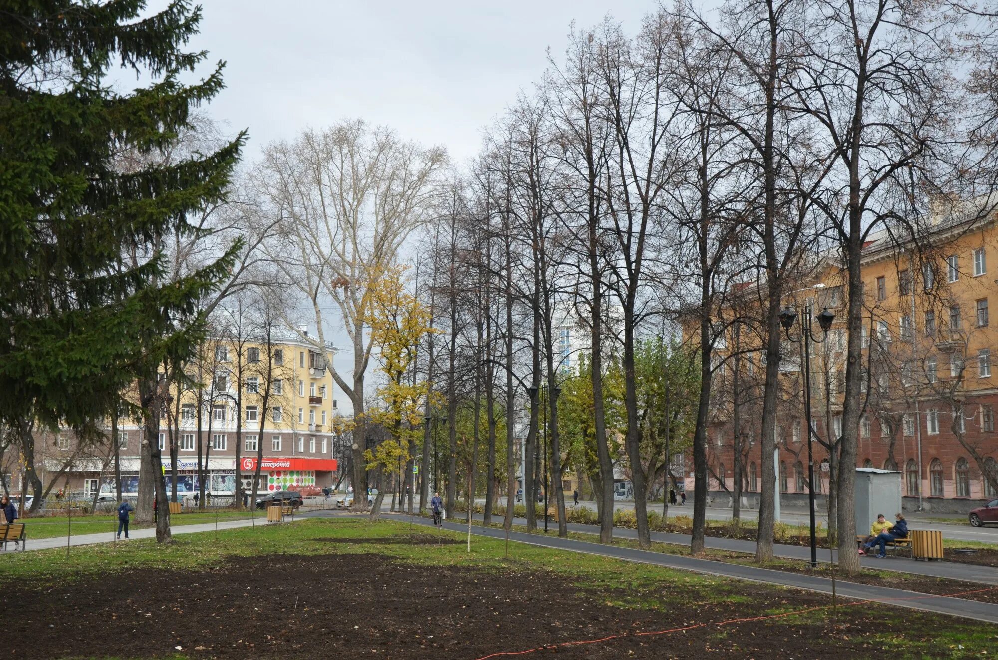 Проспект орджоникидзе екатеринбург. Сквер Орджоникидзе Екатеринбург. Парк Орджоникидзе Екатеринбург. Сквер Орджоникидзевский район Екатеринбург Уралмаш. Сквер на Орджоникидзе 5.