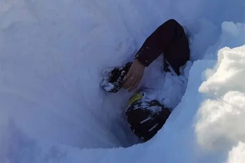 Яма в снегу