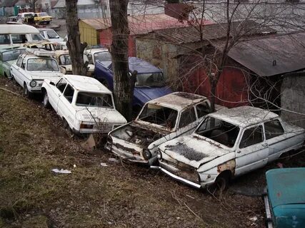 Разбитые машины во дворе