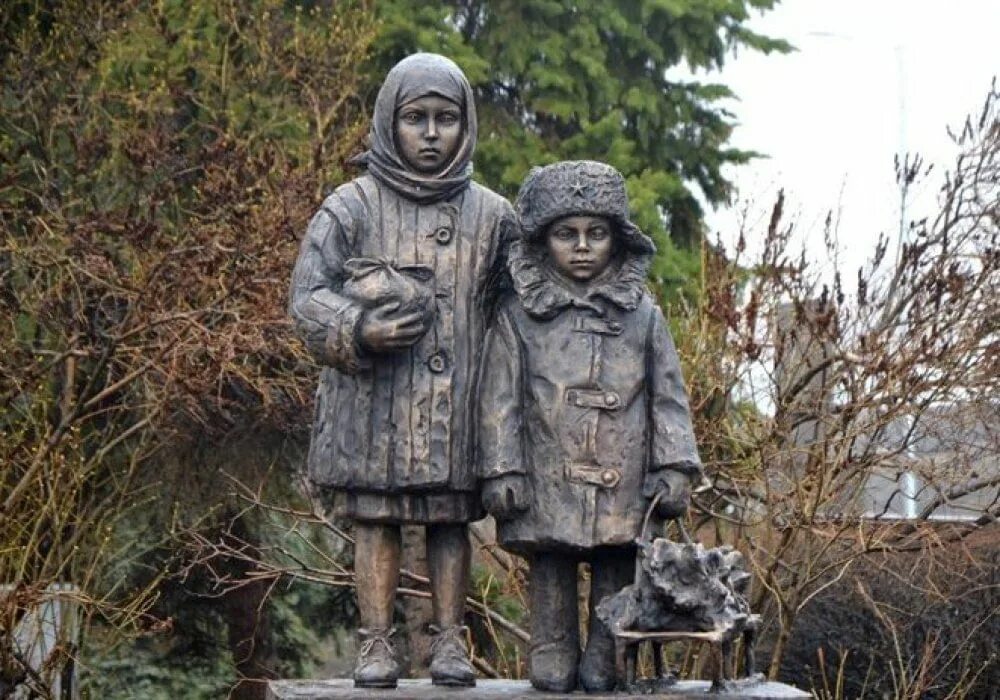 Памятник мальчик и девочка. Памятник мальчик и девочка