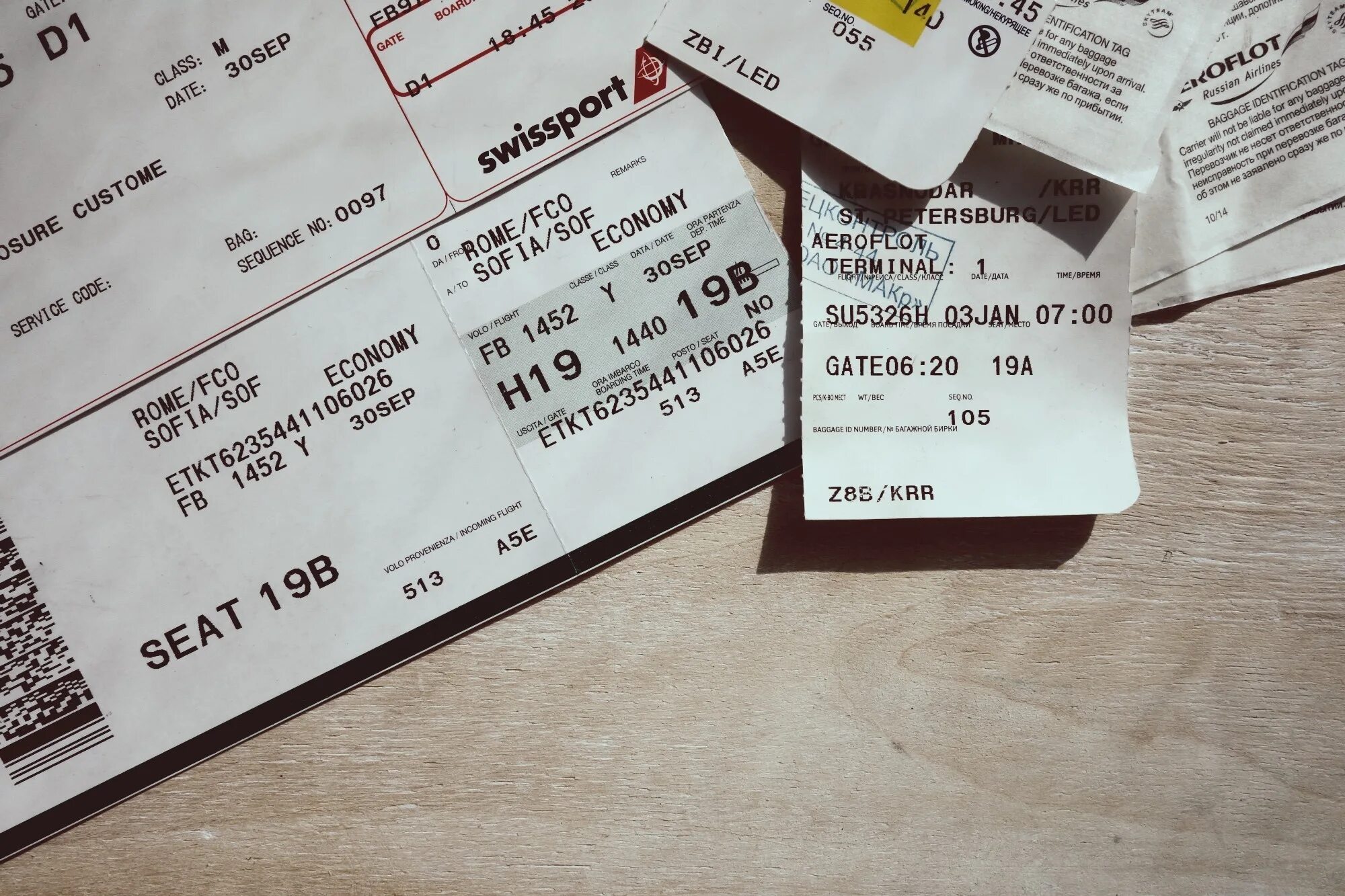 Лед три билеты. Билеты на самолет. Фотография авиабилетов. Билет фото. Авиабилеты фото.