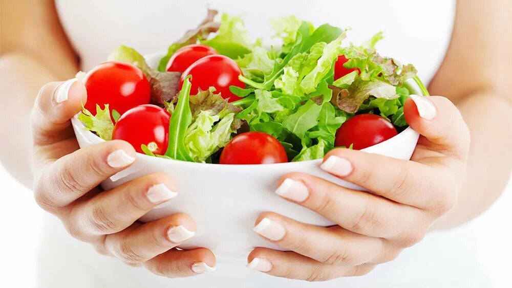 Дает с руки еду. Рука с едой. Здоровая еда в руках. Полезная еда в руке. Продукты для здоровых ногтей.