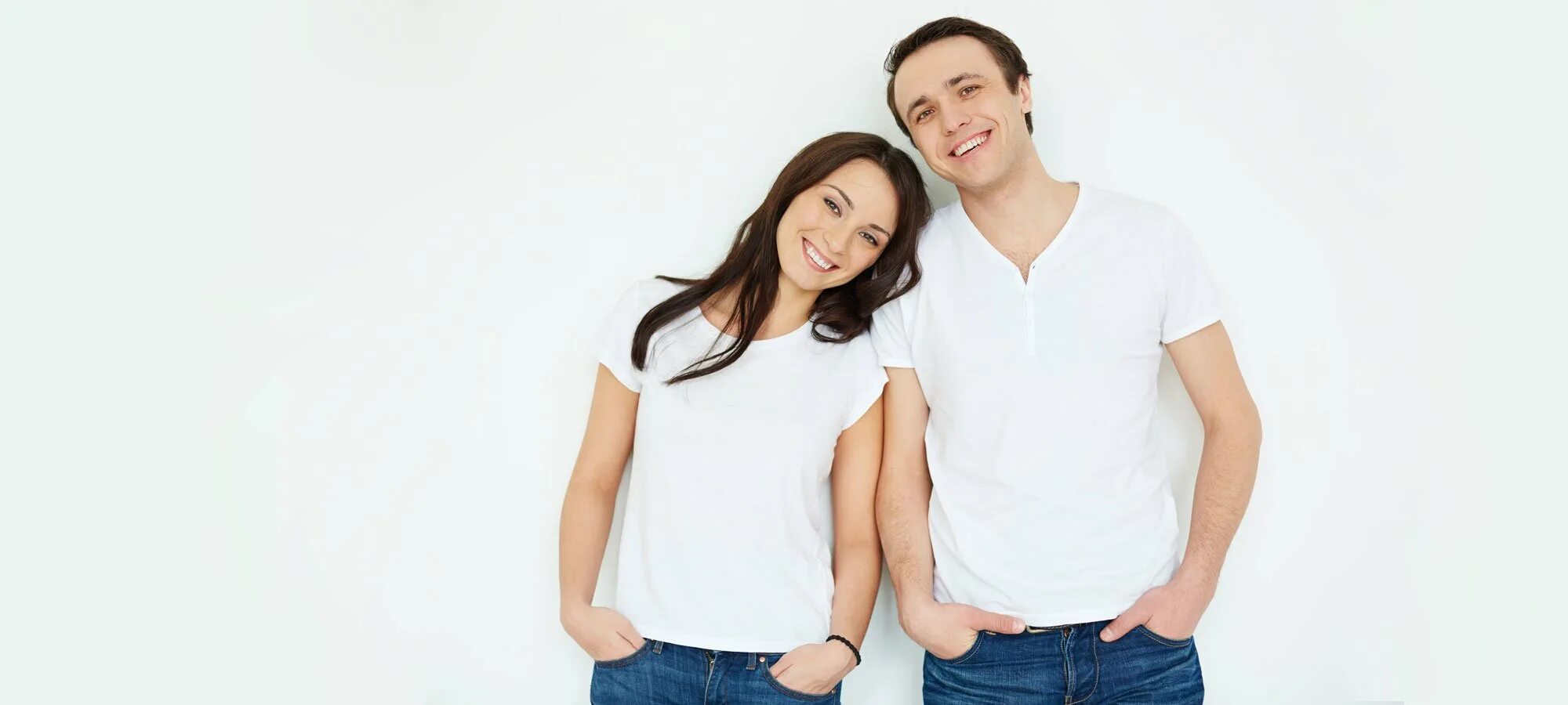 Пара в белых футболках. Мужчина и женщина в белых футболках. Молодые люди на однотонном фоне. Двое людей на однотонном фоне.