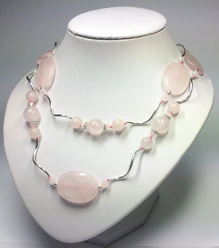 Украшения из розового кварца. Дзи розовый кварц. Бусы сотуар розовый кварц. Украшения из кварца. Бижутерия с розовым кварцем.