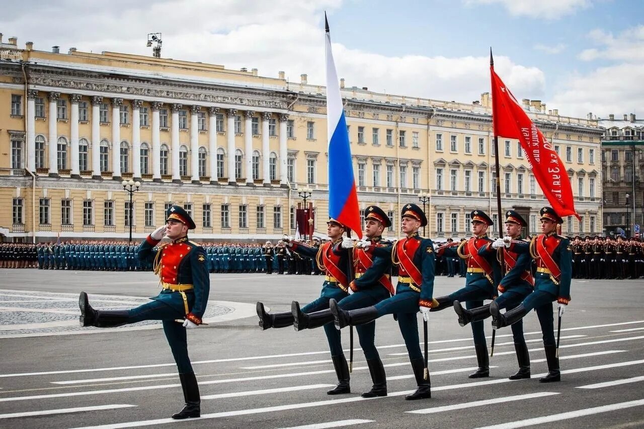 Какой будет май в санкт петербурге. Дворцовая площадь в Санкт-Петербурге парад. Парад на Дворцовой площади. Парад Победы в Санкт Петербурге. Дворцовая площадь в Санкт-Петербурге 9 мая.