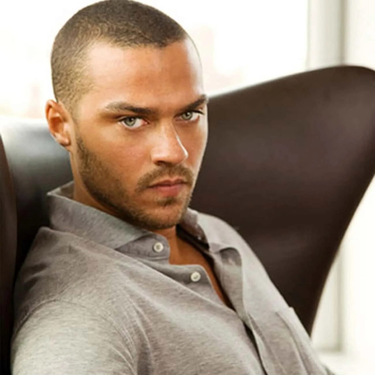 Средний мулат. Джесси Уильямс. Джесси Уильямс гетерохромия. Jesse Williams Photoshoot. Эйвери Джексон хот.