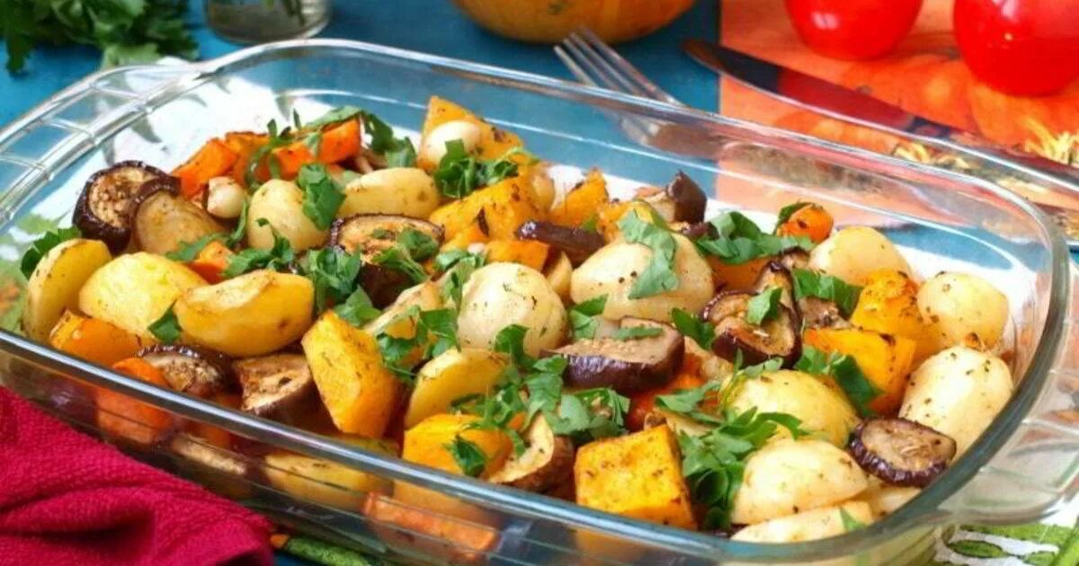 Запечь картошку с овощами в духовке вкусно