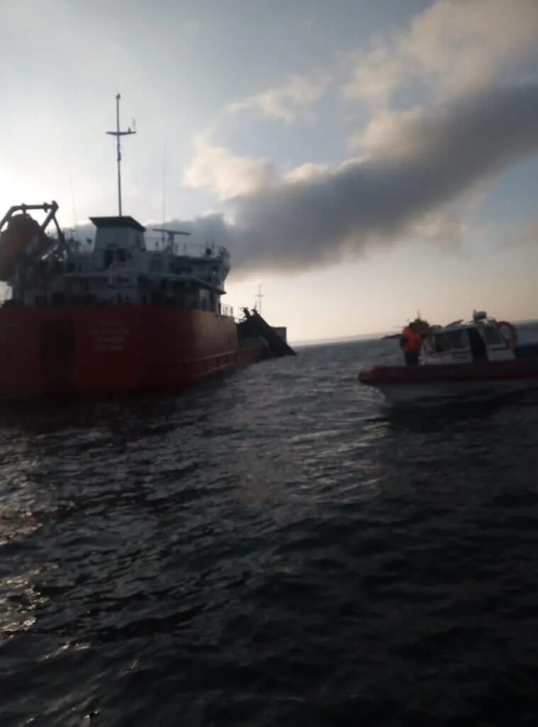 Расстреляли судно. Расстреляли судно. Корабль вмс сша bonhomme richard. Сухогруз с зерном. Обстрелять сухогруз.