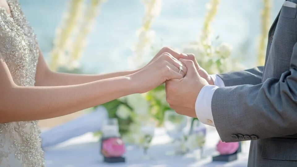 Давай дадим друг другу клятву. Жених и невеста держатся за руки. Невеста на руках у жениха. Свадебная клятва. Держит невесту на руках.