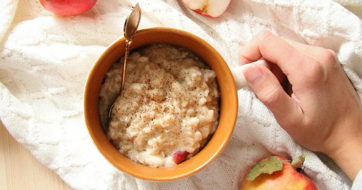 Овсянка с яблоком и арахисовой пастой. Овсяная каша с арахисовой пастой. Каша с арахисом. Каша с яблоками. Овсяная каша на воде с маслом