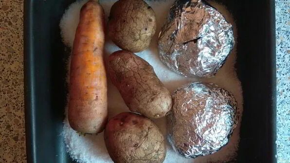 Овощи для винегрета в духовке в фольге. Картошка и свекла в фольге в духовке. Запекание картошки морковь свекла. Свекла морковь картошка в духовке.