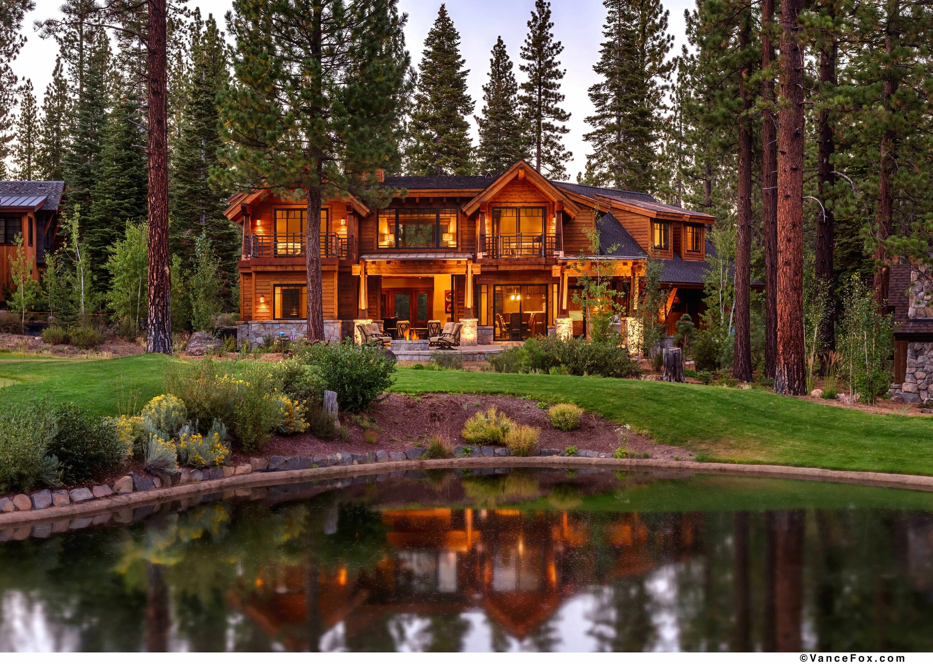 Дом на озере Тахо. Дом мечты у озера. Современный дом у озера. Шикарная усадьба в лесу.