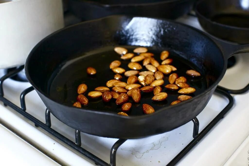 Картошка на сковородке. Маслята грибы жареные на сковороде. Можно ли жарить без масла. Жареное сало на сковороде. Огурцы в кляре жареные.