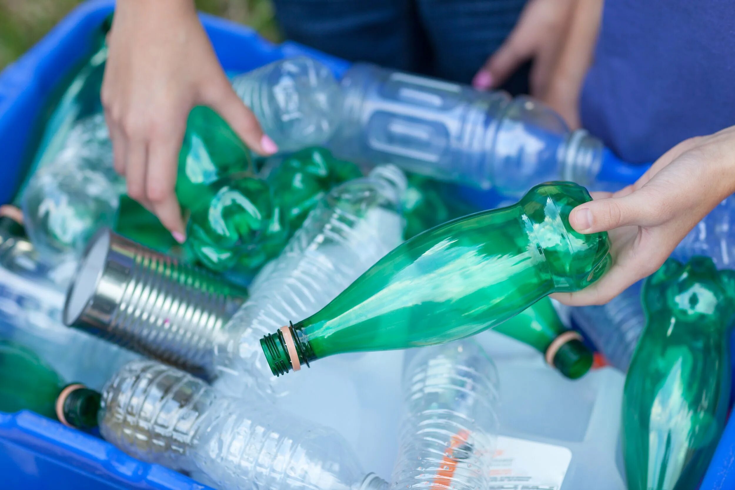 Где сдать пластиковые бутылки в москве. Пластиковая бутылка. Пустая пластиковая бутылка. Утилизация пластиковых бутылок. Переработка пластиковых бутылок.