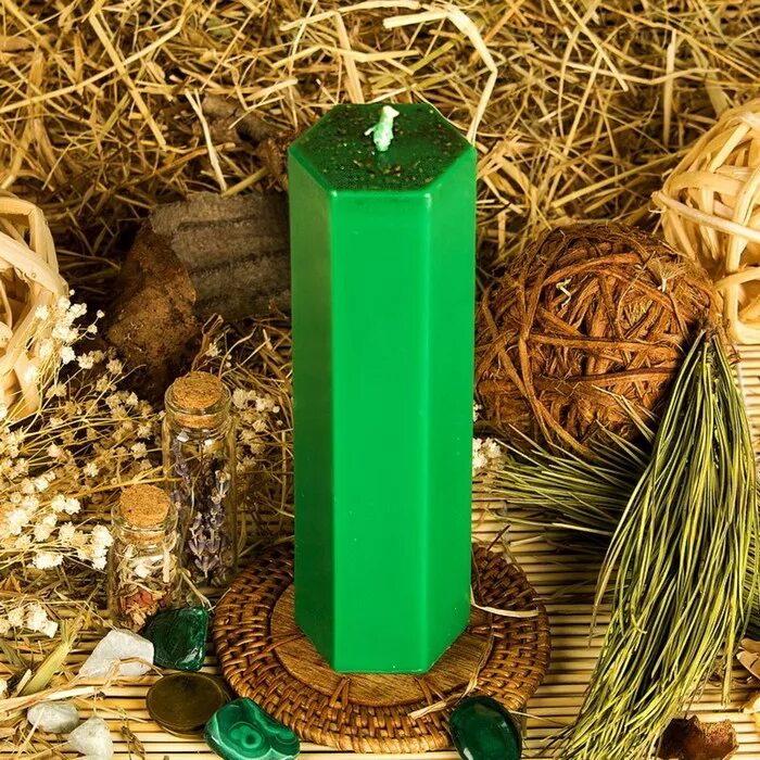 Большая свеча зеленая крипта. Свечи декоративные. Магические свечи. Горящие свечки на зеленом фоне. Свеча зеленая.