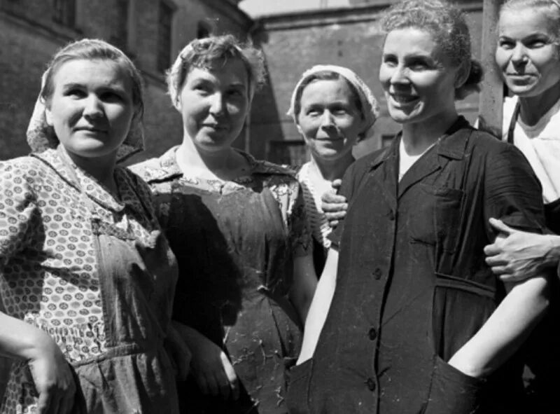 Платья 1930-х годов. Красивые девушки ссср. Мода германия 1940годо. Советские женщины. Женщины 40х годов ссср.