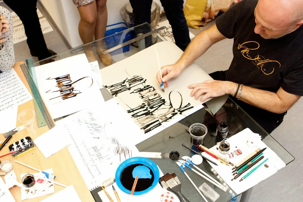 Юрий гордон художник. Курсы каллиграфии. Русская вязь центр искусств каллиграфии. От аза до ижицы школа каллиграфии. Каллиграфия для профессионалов.