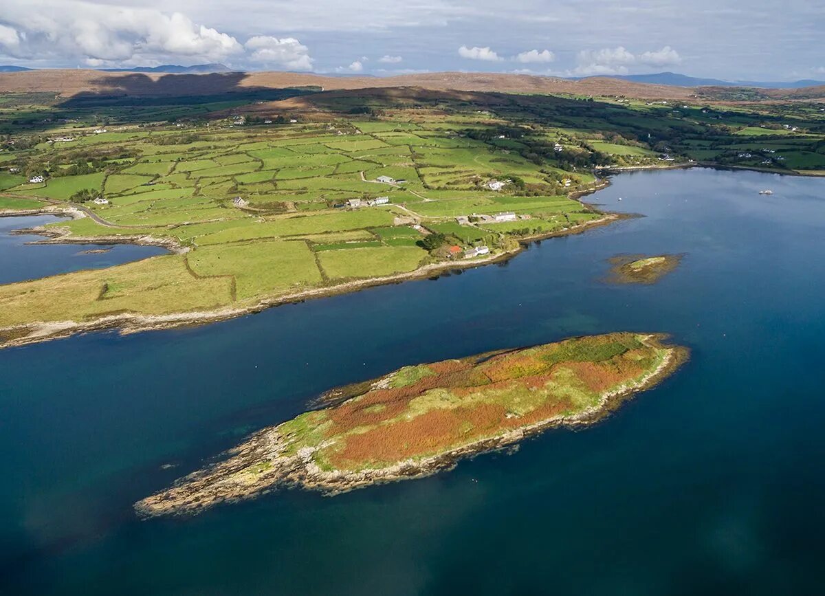Остров Ирландия. Холи-Айленд (Ирландия). Остров возле Ирландии. Ирландия острова фото. An island off the coast